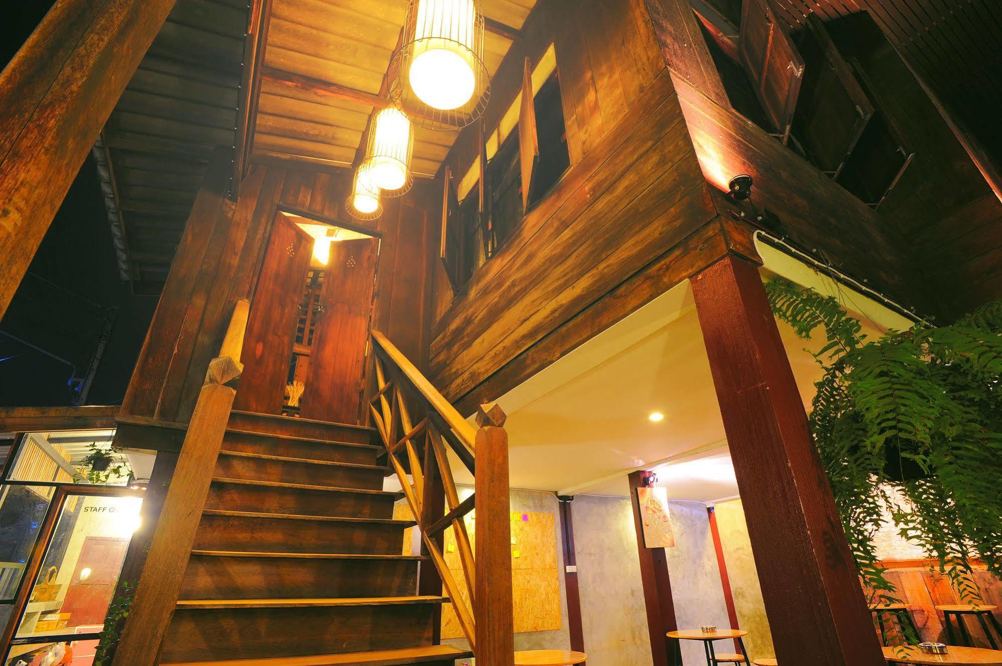 Manon Hostel Chiang Mai Exteriör bild