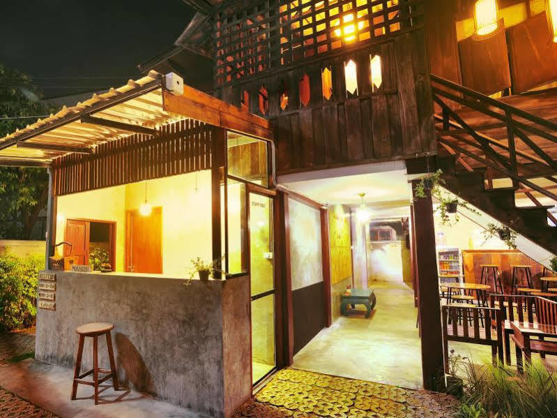 Manon Hostel Chiang Mai Exteriör bild