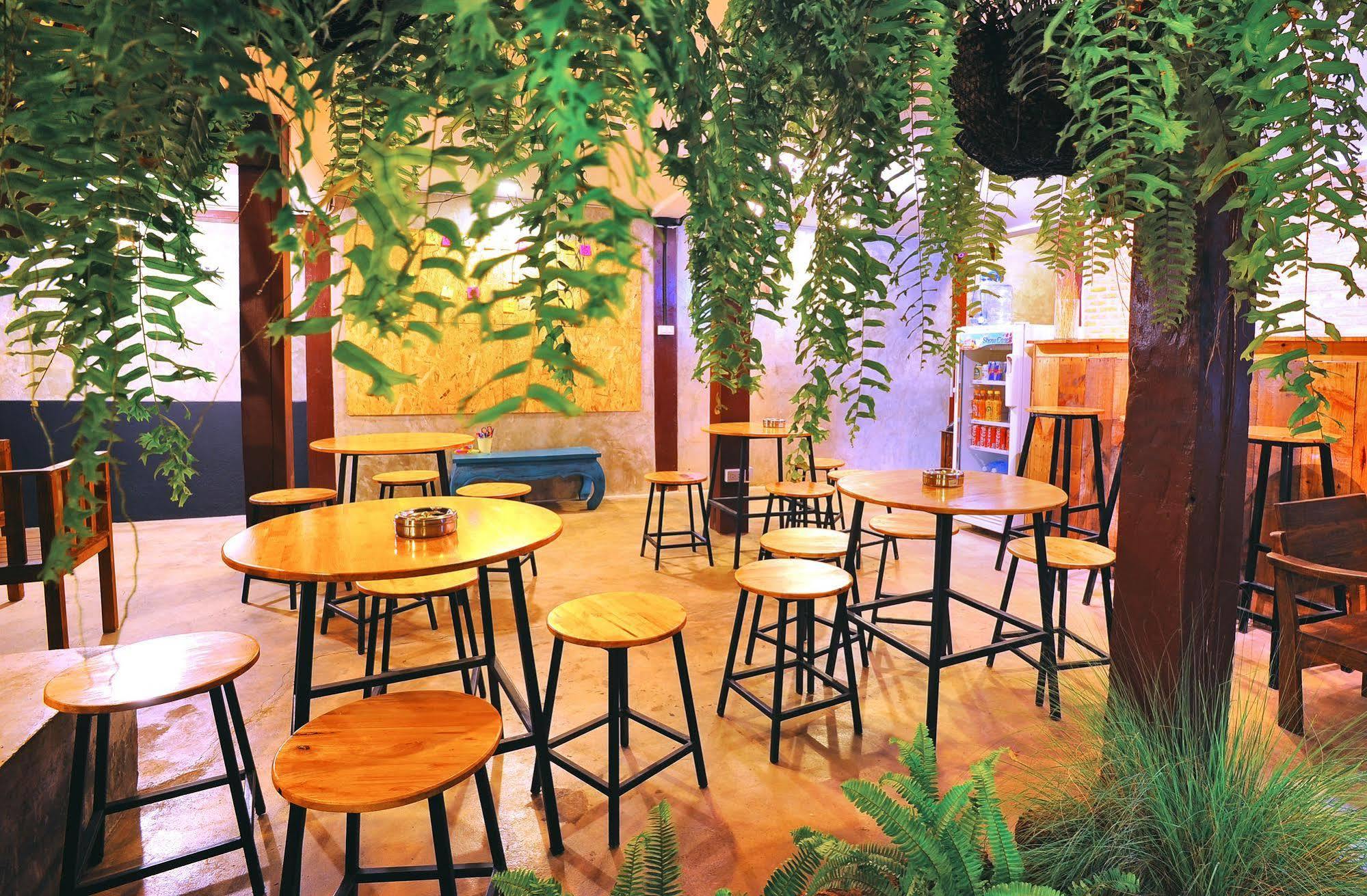 Manon Hostel Chiang Mai Exteriör bild