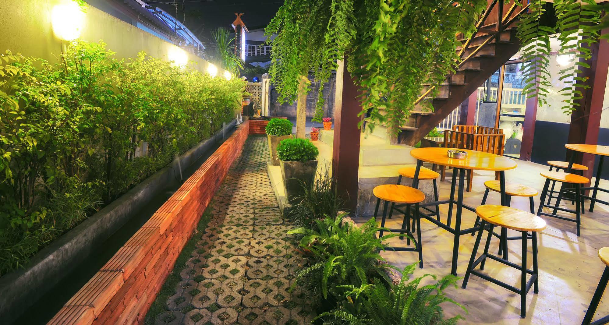 Manon Hostel Chiang Mai Exteriör bild