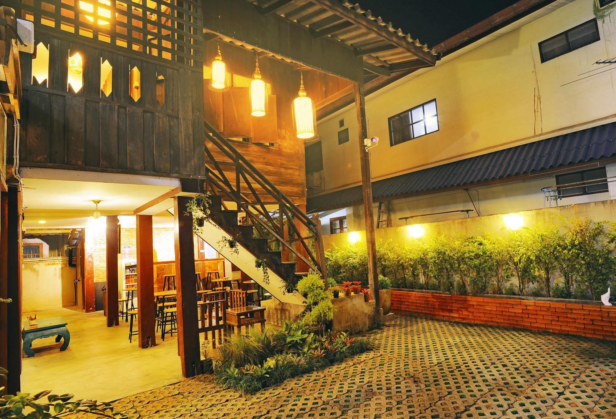 Manon Hostel Chiang Mai Exteriör bild