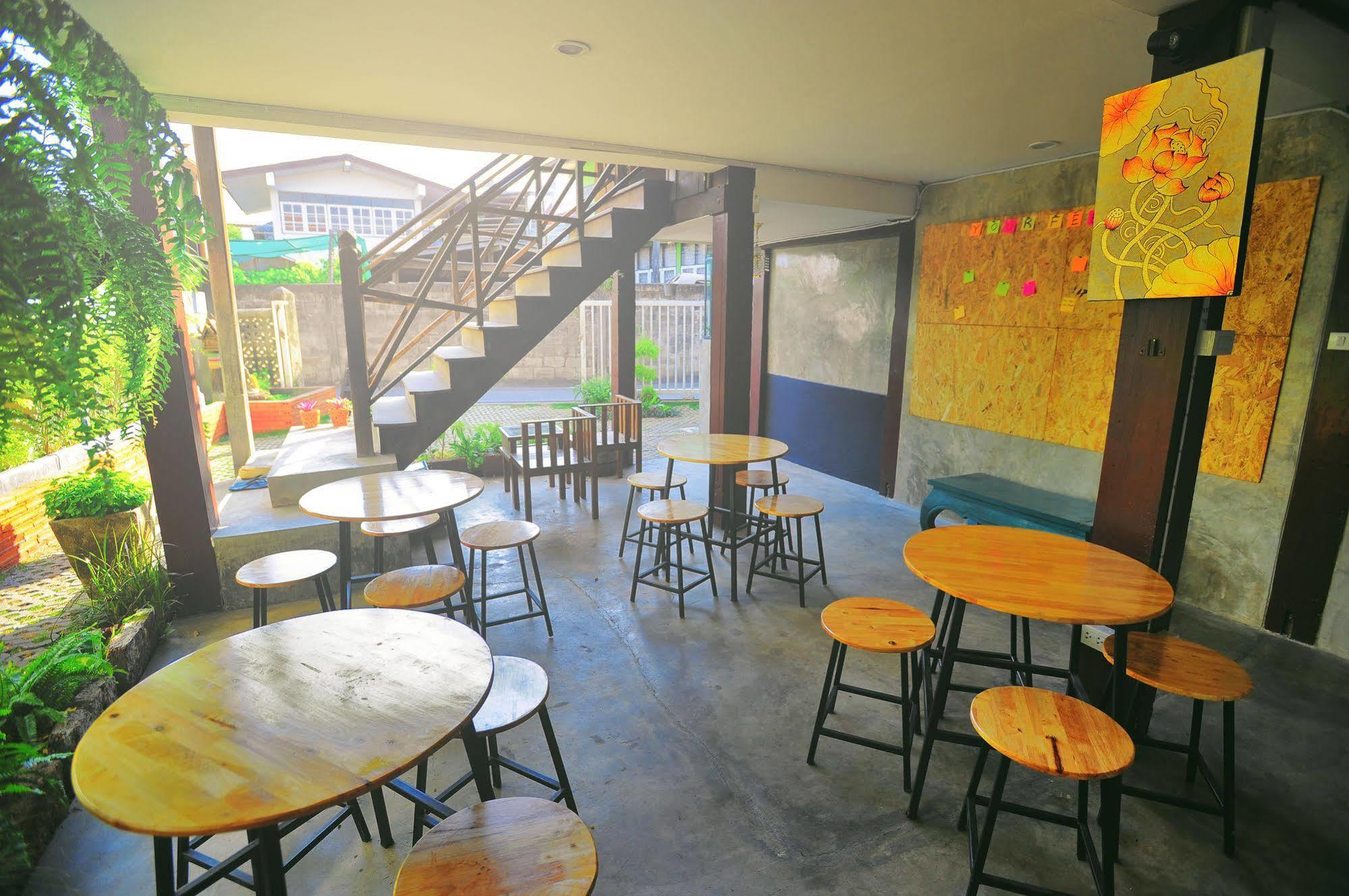 Manon Hostel Chiang Mai Exteriör bild